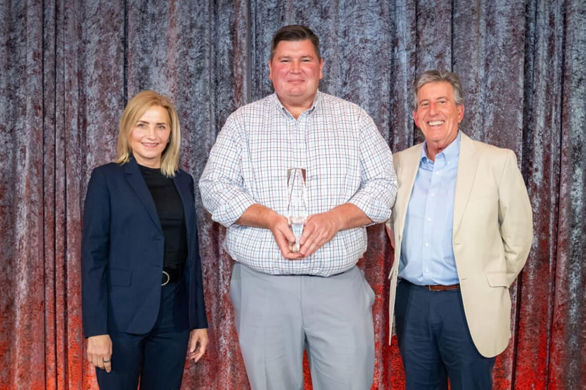 Commercial Seller Gives Dealer Award